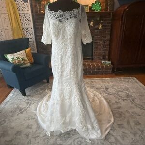 Elegant White Lace Bridal Gown from Izidress
